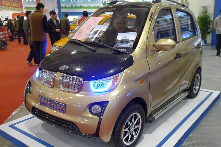 Jinma JMW 2200 đã vô cùng cố gắng để trở thành một mẫu BMW i3. Hãy cứ nhìn lưới tản nhiệt hình hai viên thận và các tấm ốp thân vỏ cong cong của nó mà xem. Quả là một mẫu xe Trung Quốc nhái xấu tệ.