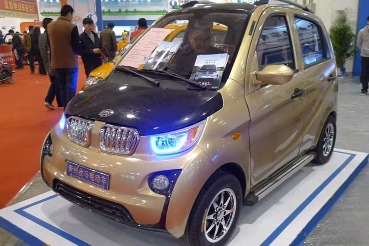 Jinma JMW 2200 đã vô cùng cố gắng để trở thành một mẫu BMW i3. Hãy cứ nhìn lưới tản nhiệt hình hai viên thận và các tấm ốp thân vỏ cong cong của nó mà xem. Quả là một mẫu xe Trung Quốc nhái xấu tệ.