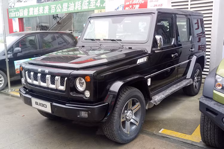 Được ra mắt thị trường nội địa Trung Quốc năm 2016, BJ80 có thể trang bị động cơ dầu tăng áp I4 kết nối với hoặc hộp số sàn hoặc tự động 6 cấp. Tương tự như G-Class nguyên gốc, BJ80 ban đầu cũng được phát triển cho quân đội nhưng sau đó nó cũng được ra bản thương mại mới.