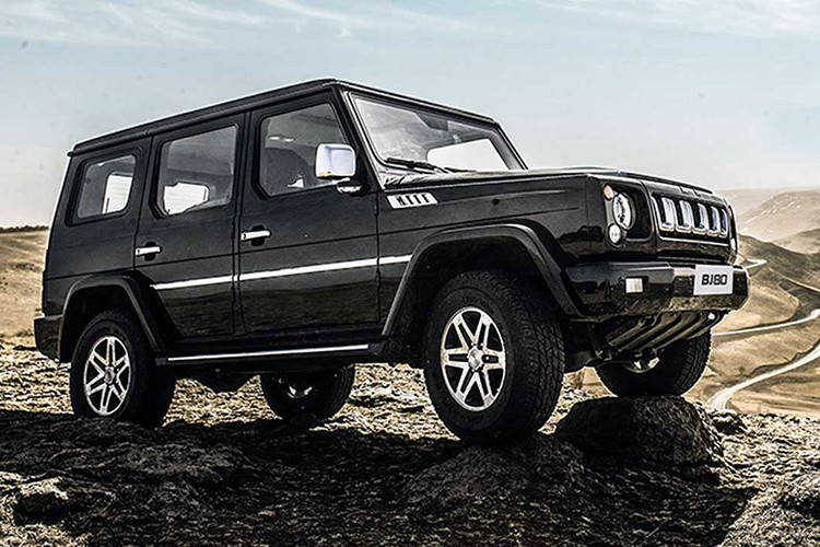 Đây là chiếc BAIC BJ80, một mẫu SUV hạng sang dẫn động 2 cầu có vẻ ngoài giống G-Class đến ngạc nhiên. Thế nhưng ưu điểm của nó là rẻ hơn G-Classs nhiều với giá khởi điểm chỉ khoảng 43.000 USD.