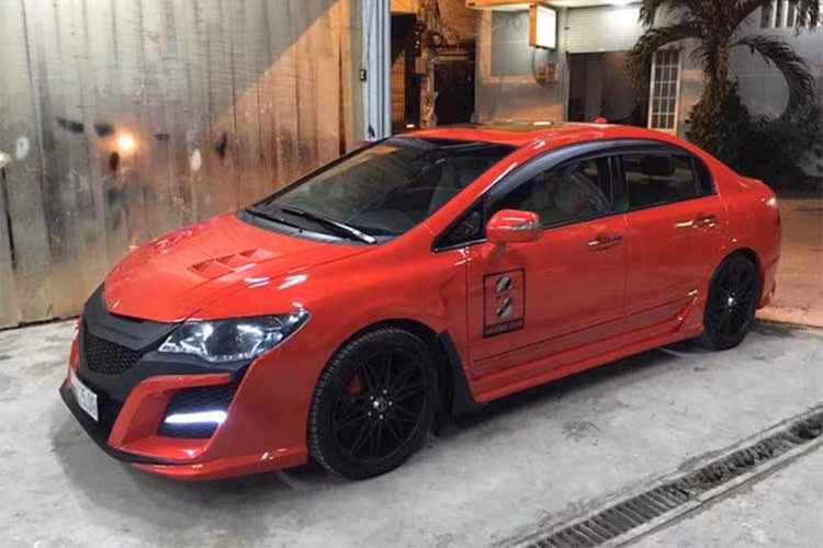 Lấy ý tưởng từ siêu xe Acura NSX và Civic Mugen RR, chủ nhân của chiếc Civic đời cũ trong bài viết này đã được một xưởng Sài Gòn độ lại một bộ bodykit "made in Vietnam" đầy sáng tạo. Thân xe với các chi tiết mang phong cách thể thao không hề kém cạnh siêu xe mới nhà Honda.