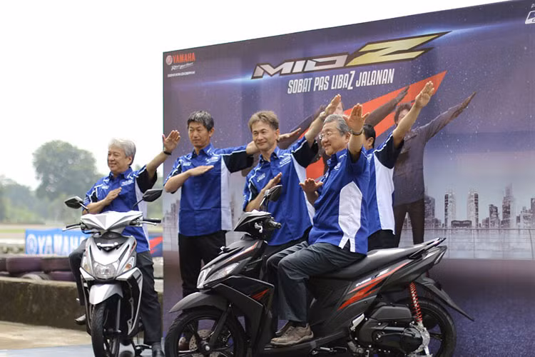Mẫu xe tay ga Yamaha Mio Z vừa được hãng xe Nhật Bản giới thiệu tại thị trường Indonesia với 2 màu sắc trắng và đen nhám. Xe với thiết kế thể thao hướng đến những khách hàng là nam giới trẻ.