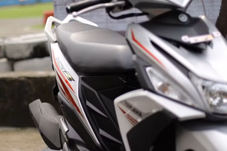 Thân xe được thiết kế với nhiều đường cắt táo bạo, đầy mạnh mẽ. Dàn tem đấu thể thao mới được Yamaha thiết kế và trang bị cho mẫu Mio Z này cũng đầy cá tính và năng động.