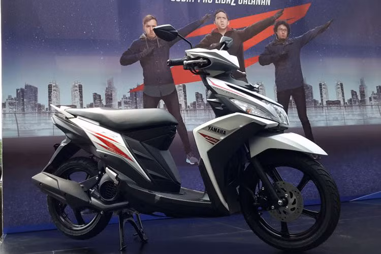 Về thiết kế, xe không khác biệt nhiều khi so sánh với người anh em Mio M3. Nét thể thao, nam tính tiếp tục được thể hiện ở yếm trước với những đường rãnh sâu, các chi tiết khí động học ở cả hai bên hông xe.