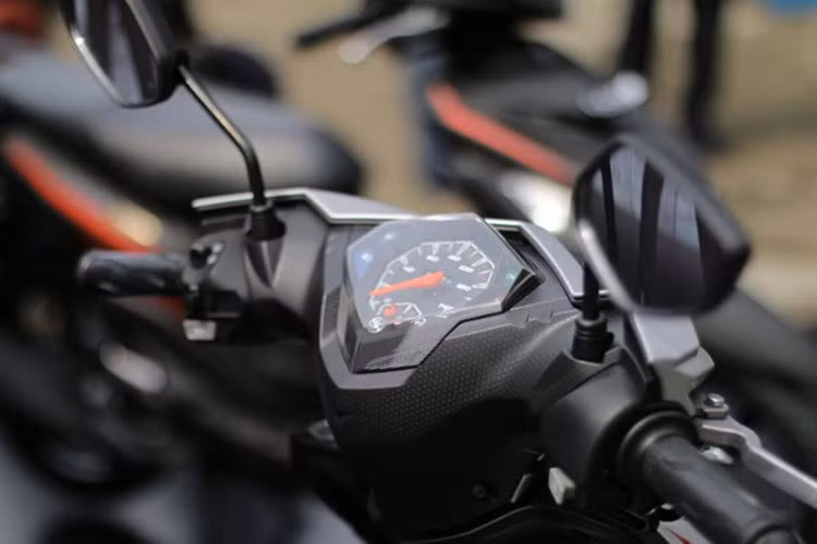 Yamaha Mio Z sở hữu đồng hồ công tơ mét dạng kim cổ điển được thiết kế gồ lên phía trước. Nó hiển thị đầy đủ các thông số, đèn báo, tốc độ...