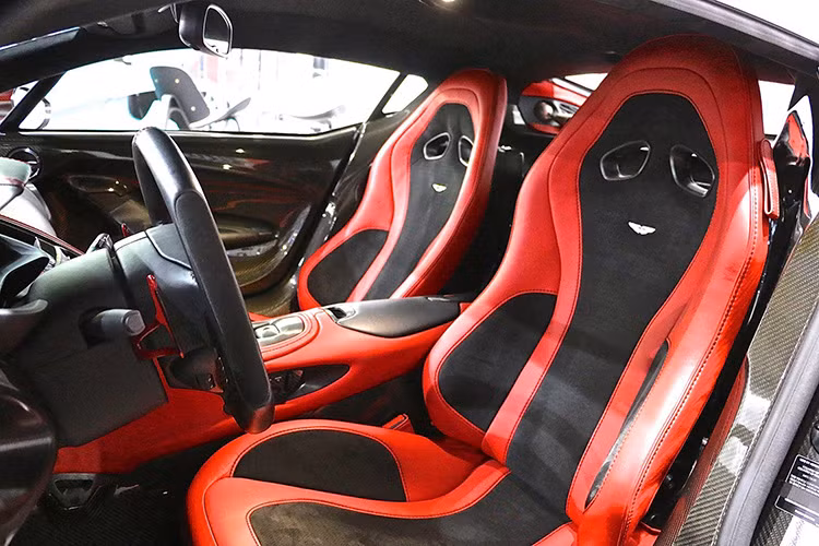 Cung cấp sức mạnh cho Aston One-77 là động cơ nạp khí tự nhiên V12 dung tích 7,3L cho công suất 750 mã lực.