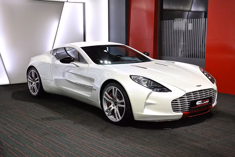 Sức mạnh được truyền tới bánh thông qua hộp số tự động 6 cấp. Nhờ đó, Aston Martin One-77 có thể tăng tốc từ 0-100 km/h trong 3,7 giây và đạt vận tốc tối đa 354 km/h.