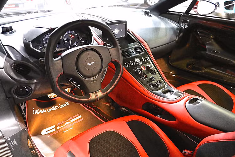 Trong khi phần điều khiển trung tâm tại cần sang số có màu đỏ hoàn toàn kết hợp hoàn hảo với vô lăng màu đen.