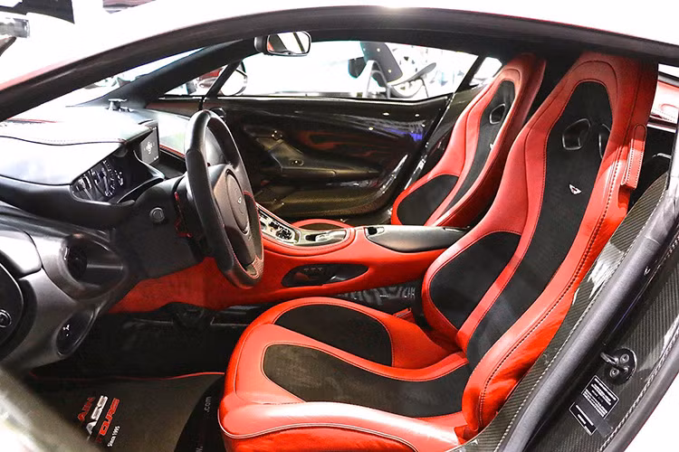 Nội thất của chiếc One-77 này thật sự ấn tượng với ghế da màu đỏ và đen kết hợp đẹp mắt.