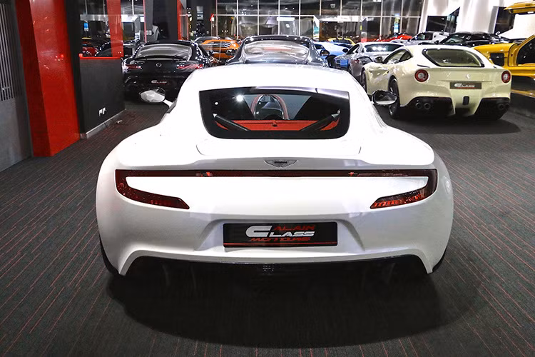 Nó đặc biệt bởi vì có được màu trắng trang nhã thật sự phù hợp với tư tưởng thiết kế của hãng xe Anh, Aston Martin. 