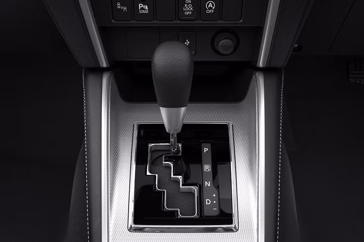 Tiếp đến là bản cao cấp sử dụng động cơ 4N15 2.4 lít MIVEC, có công suất 179 mã lực tại 3.500 vòng/phút và mô-men xoắn cực đại 430 Nm. Thay đổi lớn nhất của Triton 2019 chính là hộp số tự động 6 cấp thay cho loại 5 cấp thế hệ cũ. Về an toàn, xe được trang bị 7 túi khí, chống bó cứng phanh ABS, phân bổ lực phanh điện tử EBD, hỗ trợ phanh khẩn cấp, cân bằng điện tử, hỗ trợ khởi hành ngang dốc và hỗ trợ đổ đèo...