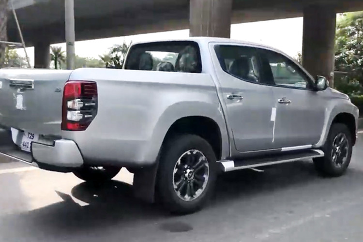 Bên sườn của mẫu xe Mitsubishi Triton 2019 mới xuất hiện chắn bùn và bộ vành hợp kim 18 inch với thiết kế 6 chấu kép mới. Trong khi đó, phần đuôi xe của Mitsubishi Triton 2019 không thay đổi nhiều như phía trước mà chỉ được bổ sung cụm đèn hậu LED có thiết kế dọc và cản sau mới.
