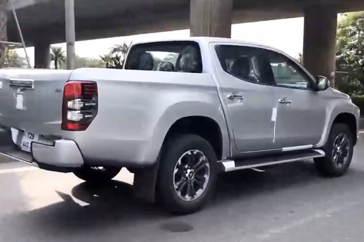 Bên sườn của mẫu xe Mitsubishi Triton 2019 mới xuất hiện chắn bùn và bộ vành hợp kim 18 inch với thiết kế 6 chấu kép mới. Trong khi đó, phần đuôi xe của Mitsubishi Triton 2019 không thay đổi nhiều như phía trước mà chỉ được bổ sung cụm đèn hậu LED có thiết kế dọc và cản sau mới.