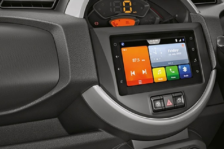 Ngoài động cơ mới, Suzuki S-Presso 2022 ở Ấn Độ còn có thêm những tính năng an toàn mới như hệ thống cân bằng điện tử và hệ thống hỗ trợ khởi hành ngang dốc. 2 hệ thống này sẽ được trang bị tiêu chuẩn cho các bản số tự động của xe. Nhờ đó, Suzuki S-Presso 2022 trở thành mẫu xe rẻ nhất ở Ấn Độ có hệ thống cân bằng điện tử.