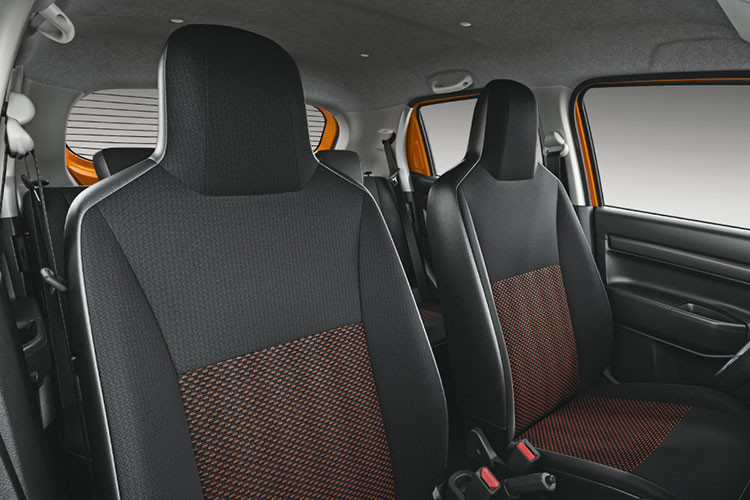 Các trang bị an toàn tiêu chuẩn còn lại của Suzuki S-Presso 2022 không thay đổi so với trước, vẫn bao gồm 2 túi khí, hệ thống chống bó cứng phanh ABS, phân bổ lực phanh điện tử EBD và cảm biến đỗ xe phía sau. 