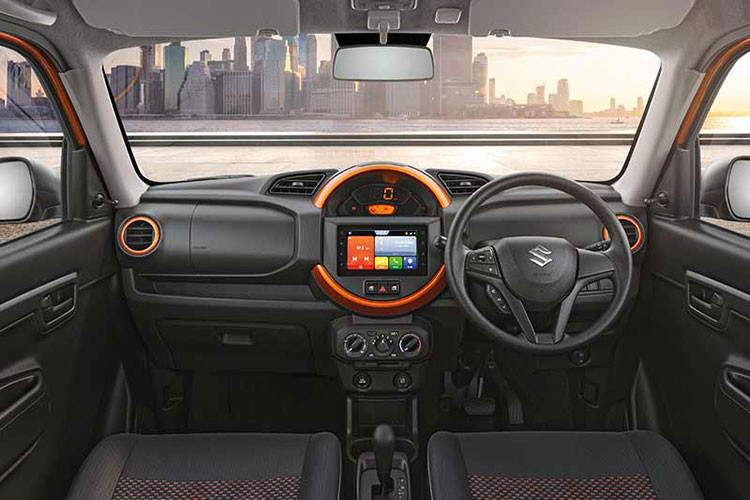 Quan trọng hơn là động cơ mới giúp Suzuki S-Presso 2022 chỉ tiêu thụ lượng xăng trung bình 25,3 km/lít (3,9 lít/100 km) ở phiên bản số tự động và 24,76 km/lít (4,03 lít/100 km) ở phiên bản số sàn. Trong khi đó, Suzuki S-Presso cũ tiêu thụ trung bình 21,7 km/lít (4,6 lít/100 km) ở cả hai phiên bản. 