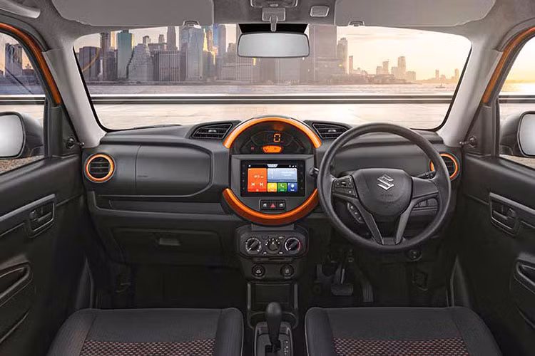 Quan trọng hơn là động cơ mới giúp Suzuki S-Presso 2022 chỉ tiêu thụ lượng xăng trung bình 25,3 km/lít (3,9 lít/100 km) ở phiên bản số tự động và 24,76 km/lít (4,03 lít/100 km) ở phiên bản số sàn. Trong khi đó, Suzuki S-Presso cũ tiêu thụ trung bình 21,7 km/lít (4,6 lít/100 km) ở cả hai phiên bản. 