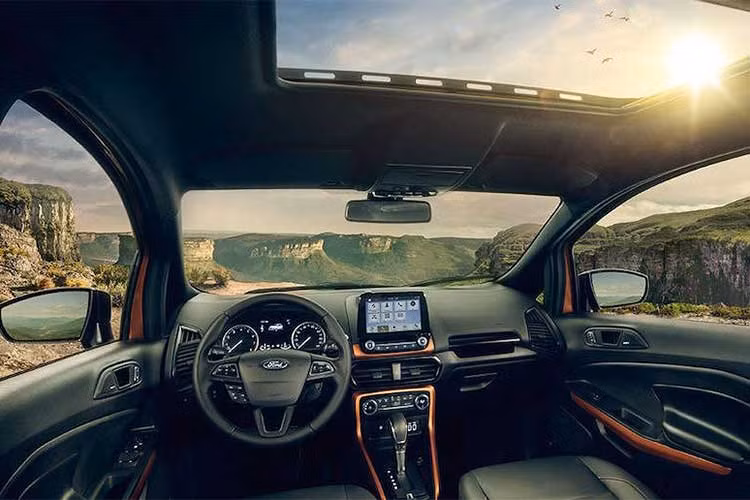 Dựa trên cơ sở của "người anh em" EcoSport phiên bản nâng cấp giữa vòng đời, Storm cũng có nội thất với bảng táp-lô được thiết kế lại, với điểm nhấn là hệ thống thông tin giải trí SYNC 3 mới nhất kèm màn hình cảm ứng cỡ lớn đặt thẳng đứng trên bảng điều khiển trung tâm.