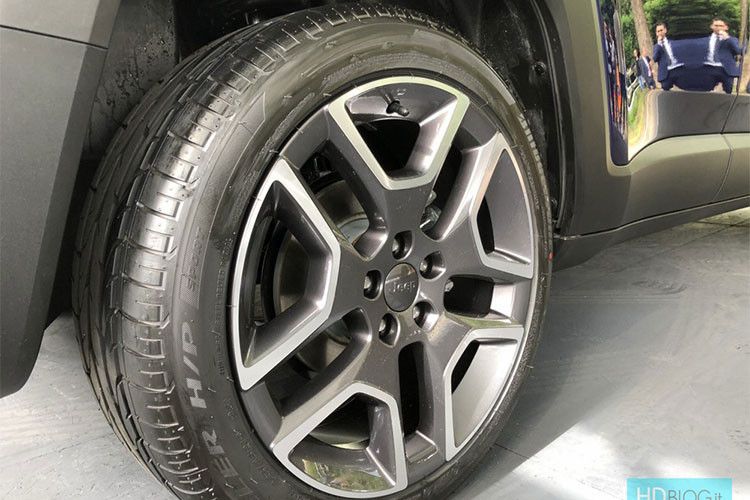 Trong khi đó, thiết kế sườn xe của Jeep Renegade 2019 không có gì khác so với phiên bản trước đây. Hãng Jeep chỉ thay đổi thiết kế của bộ vành sang loại hợp kim 5 chấu mới.