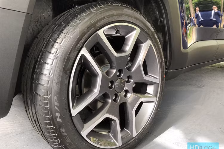 Trong khi đó, thiết kế sườn xe của Jeep Renegade 2019 không có gì khác so với phiên bản trước đây. Hãng Jeep chỉ thay đổi thiết kế của bộ vành sang loại hợp kim 5 chấu mới.