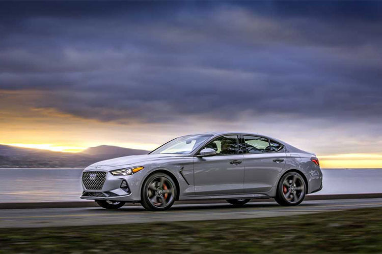 Các model 2.0T dùng động cơ 4 xi lanh tăng áp dung tích 2.0L cho công suất 252 mã lực (188 kW) và mô-men xoắn cực đại 352 Nm. Hộp số tự động 8 cấp hoặc số sàn 6 cấp. Ngoài ra, còn có thêm tùy chọn động cơ V6 tăng áp kép dung tích 3.3L sản sinh công suất 365 mã lực (272 kW), mô-men xoắn 509 Nm, và tùy chọn hệ dẫn động AWD trên tất cả model ngoại trừ G70 2.0T Sport dùng hộp số sàn 6 cấp. 