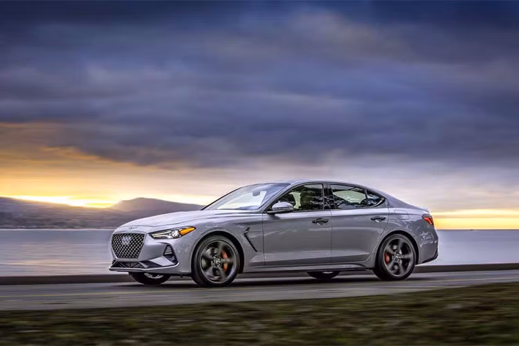 Các model 2.0T dùng động cơ 4 xi lanh tăng áp dung tích 2.0L cho công suất 252 mã lực (188 kW) và mô-men xoắn cực đại 352 Nm. Hộp số tự động 8 cấp hoặc số sàn 6 cấp. Ngoài ra, còn có thêm tùy chọn động cơ V6 tăng áp kép dung tích 3.3L sản sinh công suất 365 mã lực (272 kW), mô-men xoắn 509 Nm, và tùy chọn hệ dẫn động AWD trên tất cả model ngoại trừ G70 2.0T Sport dùng hộp số sàn 6 cấp. 