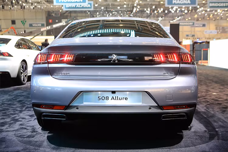 Đuôi xe thiết kế cũng vuông và đứng hơn. Cánh gió đuôi vuốt lên, tích hợp trên nắp cốp. Cụm đèn hậu với dạng hình học dợn sóng 12 dải sóng nổi bật trên nền đen, kết hợp với chi tiết đuôi đen kéo dài qua 2 bên thân xe.