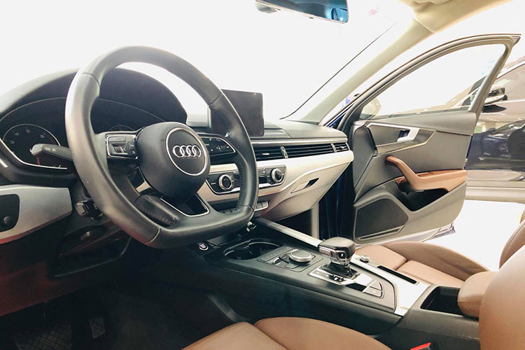 Bên trong nội thất Audi A4 2016 nổi bật với bảng đồng hồ 12,3 inch phía sau vô-lăng hiển thị đầy đủ thông tin cùng hệ thống giải trí bao gồm màn hình cảm ứng 7-inch với độ phân giải 800 x 480 pixel, hệ thống âm thanh Bang &amp; Olufsen với công nghệ âm thanh 3D và máy tính bảng Audi cho ghế phía sau.