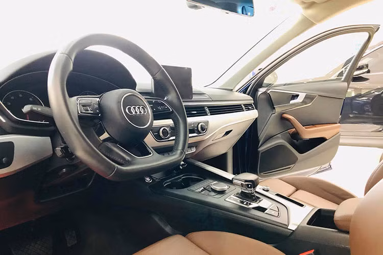 Bên trong nội thất Audi A4 2016 nổi bật với bảng đồng hồ 12,3 inch phía sau vô-lăng hiển thị đầy đủ thông tin cùng hệ thống giải trí bao gồm màn hình cảm ứng 7-inch với độ phân giải 800 x 480 pixel, hệ thống âm thanh Bang &amp; Olufsen với công nghệ âm thanh 3D và máy tính bảng Audi cho ghế phía sau.