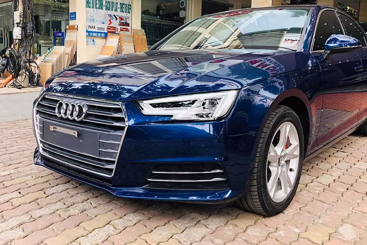 Audi A4 2016 sở hữu chiều dài tổng thể 4.726 mm, chiều rộng đạt 1.842 mm, trong khi đó chiều cao ở mức 1.427 mm. Chiều dài trục cơ sở của Audi A4 lên đến 2.820 mm. Phần đuôi của xe nổi bật với cụm đèn hậu có thiết kế sắc sảo sử dụng công nghệ LED. Hệ thống ống xả đơn đặt đối xứng 2 bên trông thể thao và cân xứng.