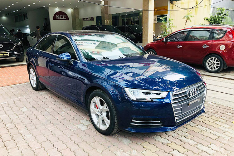 Mẫu xe sang Audi A4 thế hệ hiện hành được Audi Việt Nam giới thiệu ra thị trường lần đầu vào năm 2015. Trên thị trường, chiếc sedan hạng sang này sẽ cạnh tranh với BMW 3-Series hay Mercedes-Benz C-Class.