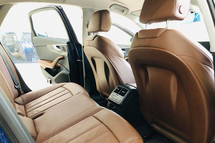 Audi A4 được trang bị khối động cơ xăng 2.0L TFSI sản sinh công suất tối đa 190 mã lực, mô-men xoắn cực đại 320 Nm, hệ thống turbo sẽ giúp duy trì mô-men xoắn cao trên dải rộng vòng tua máy. Mức tiêu hao nhiên liệu của xe ở mức 4,9L/100km. Xe được trang bị hộp số 7 cấp S-tronic.