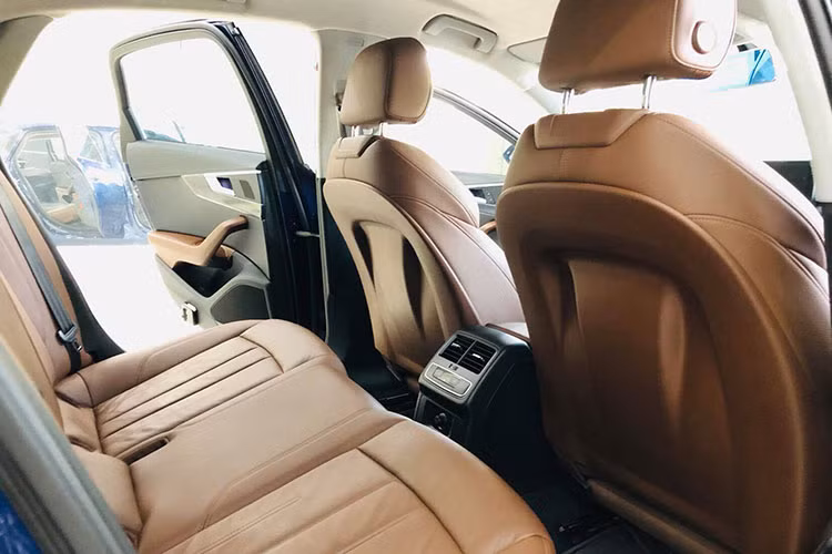 Audi A4 được trang bị khối động cơ xăng 2.0L TFSI sản sinh công suất tối đa 190 mã lực, mô-men xoắn cực đại 320 Nm, hệ thống turbo sẽ giúp duy trì mô-men xoắn cao trên dải rộng vòng tua máy. Mức tiêu hao nhiên liệu của xe ở mức 4,9L/100km. Xe được trang bị hộp số 7 cấp S-tronic.