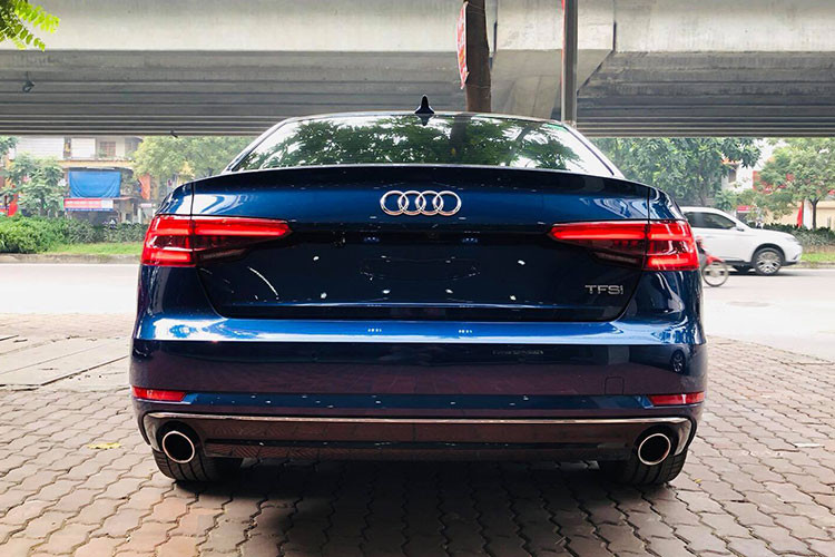 Nếu như tính cả chi phí đăng kí và ra biển trắng Hà Nội, giá xe Audi A4 2016 khoảng 1,87 tỷ đồng. Trên thị trường xe cũ hiện nay, một chiếc Audi A4 sản xuất năm 2016 đang được rao bán lại với giá 1,4 tỷ đồng sau khi đã lăn bánh 30.000 km. Như vậy, chủ nhân của xe đã chấp nhận chịu khấu hao khoảng 470 triệu đồng sau gần 2 năm sử dụng.