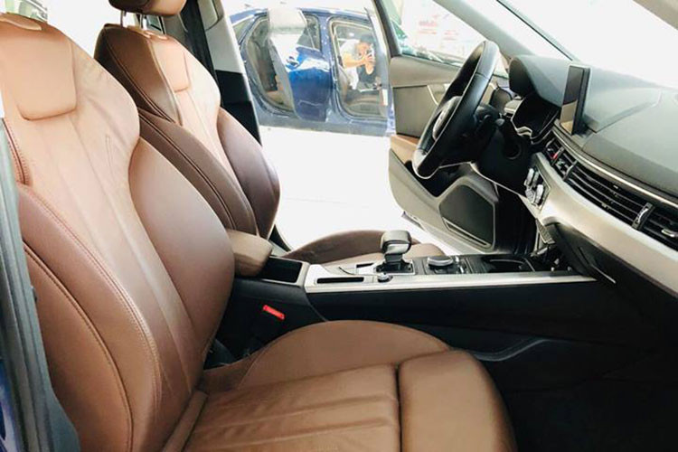 Ngoài ra, ghế ngồi trên A4 thế hệ mới còn được bọc da cao cấp, hàng ghế trước chỉnh điện. Vô-lăng của xe có thiết kế ba chấu thể thao đa chức năng với đáy phẳng với các phím chức năng đa dụng. Cụm điều khiển đặt giữa hàng ghế trước có thiết kế gọn gàng. Cần số đặc trưng của Audi, phanh tay điện tử, cụm điều chỉnh màn hình giải trí...
