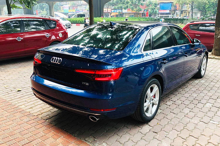 Về ngoại hình, Audi A4 tại Việt Nam sở hữu thiết kế cứng cáp và khoẻ khoắn hơn nhờ lưới tản nhiệt 7 nan ngang làm từ kim loại mạ chrome, đèn pha sắc nét sử dụng công nghệ LED. Phiên bản tiêu chuẩn được trang bị bộ mâm 17 inch 5 chấu kép có thiết kế ấn tượng. Gương chiếu hậu chỉnh điện tích hợp dải đèn LED báo rẽ.