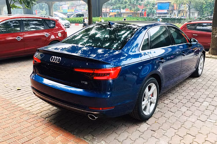 Về ngoại hình, Audi A4 tại Việt Nam sở hữu thiết kế cứng cáp và khoẻ khoắn hơn nhờ lưới tản nhiệt 7 nan ngang làm từ kim loại mạ chrome, đèn pha sắc nét sử dụng công nghệ LED. Phiên bản tiêu chuẩn được trang bị bộ mâm 17 inch 5 chấu kép có thiết kế ấn tượng. Gương chiếu hậu chỉnh điện tích hợp dải đèn LED báo rẽ.