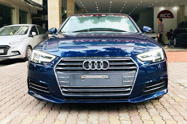 Với tầm tiền 1,45 tỷ đồng, khách hàng Việt có thể lựa chọn 1 chiếc Mercedes-Benz C200 mới cứng có giá 1,49 tỷ đồng hay BMW 320i tiêu chuẩn mới 100% có giá 1,319 tỷ đồng. Phiên bản tiêu chuẩn của Audi A4 2016 được bán chính hãng tại Việt Nam với giá từ 1,65 tỷ đồng (chưa gồm thuế và phí ra biển).