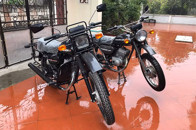 Với mức giá mà chủ nhân chiếc xe máy M1nsk M125X "thét" tới hơn 100 triệu đồng, nhiều người chơi xe và đam mê dòng xe Minsk huyền thoại cũng phải ngán ngẩm quay đầu về chơi và độ, chế lại những chiếc xe cũ hiện vẫn đang chạy tốt tại Việt Nam với giá chỉ vài triệu đồng.