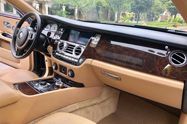 Đặc biệt, hệ thống ghế ngồi bên trong Rolls-Royce Ghost còn được sắp xếp theo “cấu hình rạp hát” sao cho mọi hoạt động vốn không ảnh hưởng đến người lái có thể được điều chỉnh từ ghế sau. Tất cả hoạt động đều được hiển thị trên hai màn hình LCD 9,2 inch đặt trên mặt sau của ghế trước...
