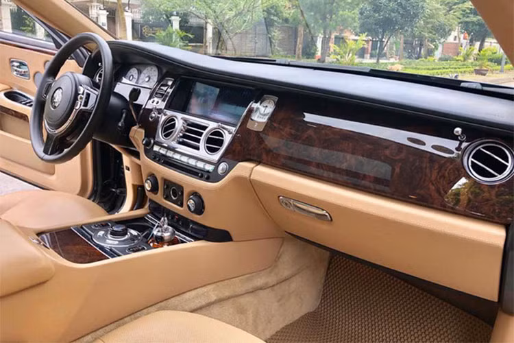 Đặc biệt, hệ thống ghế ngồi bên trong Rolls-Royce Ghost còn được sắp xếp theo “cấu hình rạp hát” sao cho mọi hoạt động vốn không ảnh hưởng đến người lái có thể được điều chỉnh từ ghế sau. Tất cả hoạt động đều được hiển thị trên hai màn hình LCD 9,2 inch đặt trên mặt sau của ghế trước...