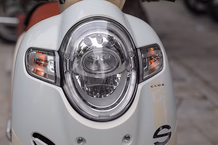 Scoopy-i 2017 vẫn được hãng xe máy Honda giữ lại thiết kế đèn pha dạng "quả trứng" chiếm gần hết diện tích yếm trước giống như phiên bản cũ nhưng trên Scoopy i mới, đèn pha của xe đã được ứng dụng công nghệ chiếu sáng LED. Bên cạnh đó, cặp đèn xi-nhan cũng được thiết kế lại và nối liền với đèn pha, thay vì tách rời trên tay lái như trước.