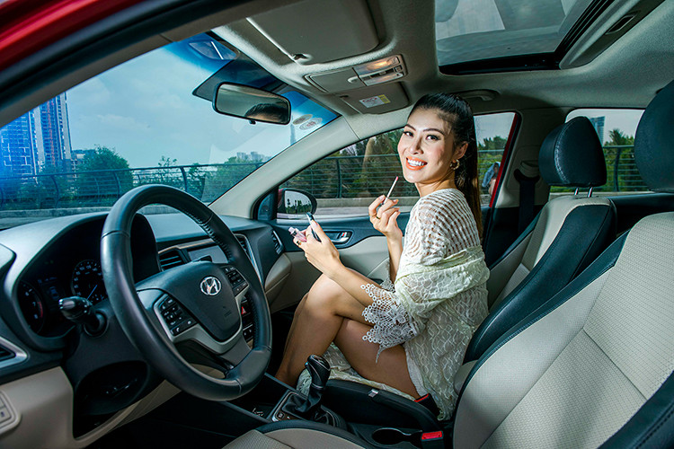 Khu trung tâm được bố trí theo chiều ngang, hợp lý đem đến một không gian khá thoáng với màn hình cảm ứng 7 inch tích hợp camera lùi. Cũng như những mẫu xe khác của Hyundai tại Việt Nam, Accent 2018 được trang bị hệ thống giải trí hỗ trợ Bluetooth/USB/Mp4/Radio/AUX với 6 loa cao cấp cùng kết nối Apple Car Play... 