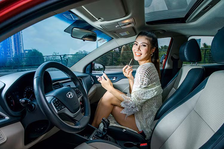 Khu trung tâm được bố trí theo chiều ngang, hợp lý đem đến một không gian khá thoáng với màn hình cảm ứng 7 inch tích hợp camera lùi. Cũng như những mẫu xe khác của Hyundai tại Việt Nam, Accent 2018 được trang bị hệ thống giải trí hỗ trợ Bluetooth/USB/Mp4/Radio/AUX với 6 loa cao cấp cùng kết nối Apple Car Play... 