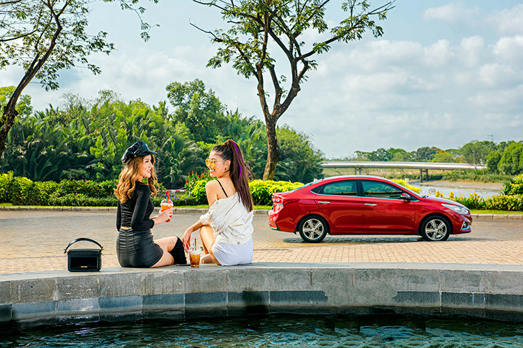 Accent mới tại Việt Nam được trang bị động cơ Kappa 1.4L MPI cho công suất tối đa 100 mã lực tại 6.000 vòng/phút cùng Mo-men xoắn cực đại 132Nm tại 4.000 vòng/phút. Xe có 2 lựa chọn hộp số: Hộp số tự động 6 cấp mới được áp dụng tỷ số truyền mới, lựa chọn nữa là hộp số sàn 6 cấp cho khả năng chuyển số nhẹ nhàng cùng tiết kiệm nhiên liệu tối đa.