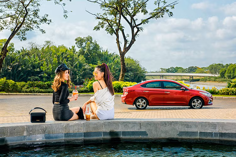 Accent mới tại Việt Nam được trang bị động cơ Kappa 1.4L MPI cho công suất tối đa 100 mã lực tại 6.000 vòng/phút cùng Mo-men xoắn cực đại 132Nm tại 4.000 vòng/phút. Xe có 2 lựa chọn hộp số: Hộp số tự động 6 cấp mới được áp dụng tỷ số truyền mới, lựa chọn nữa là hộp số sàn 6 cấp cho khả năng chuyển số nhẹ nhàng cùng tiết kiệm nhiên liệu tối đa.