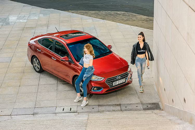 Hyundai Accent mới được trang bị hàng loạt những công nghệ và tính năng an toàn bao gồm; hệ thống chống bó cứng phanh ABS, phân bố lực phanh điện tử EBD, hỗ trợ lực phanh khẩn cấp BA, cân bằng điện tử ESC, kiểm soát thân xe VSM, chống trộm Immobilizer, hỗ trợ khởi hành ngang dốc HAC, cảm biến lùi, 6 túi khí...