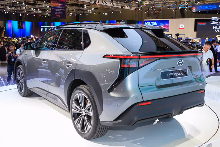 Mặc dù ý nghĩa của cái tên khá rõ ràng, nhiều người vẫn cho rằng SUV điện Toyota bZ4X nó quá phức tạp và khó nhớ, điều này gây trở ngại cho việc nhận diện thương hiệu của Toyota trong mắt người tiêu dùng.