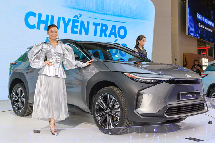 Toyota đang lên kế hoạch thay đổi cách thức đặt tên cho các mẫu xe điện của mình trong tương lai. Sau khi giới thiệu chiếc SUV Toyota bZ4X chạy điện vào năm 2022, cái tên này đã trở thành chủ đề tranh luận bởi sự phức tạp và khó hiểu trong cách giải thích ý nghĩa. 