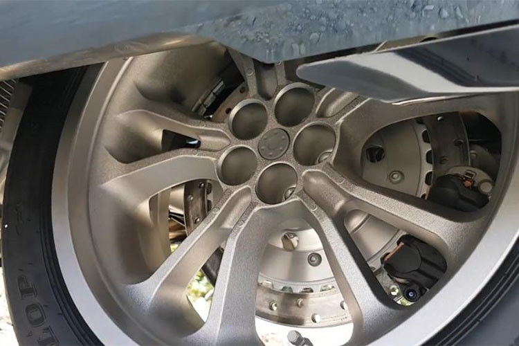 Động cơ của "vua đường trường" Honda Goldwing 2018 là máy 6 xy-lanh phẳng đặc trưng "vua đường trường" với 4 van/1 xy-lanh, dung tích 1.833 cc sản sinh công suất tối đa 124 mã lực tại vòng tua máy 5.500 vòng/phút và mô-men xoắn cực đại 170 Nm tại vòng tua máy 4.500 vòng/phút, kết hợp với hộp số 7 cấp và 1 số lùi.